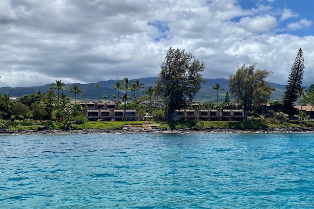 water view with a mountain view