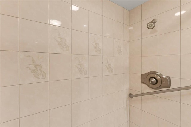 bathroom featuring a tile shower