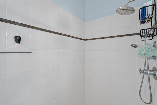 bathroom featuring tiled shower