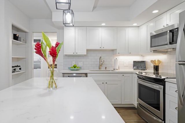 2575 S Kihei Rd Unit P-104, Kihei, HI 96753 - kitchen featuring stainless steel appliances, a sink, white cabinets, decorative backsplash, and recessed lighting