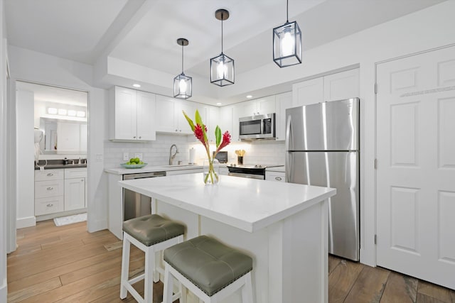 2575 S Kihei Rd Unit P-104, Kihei, HI 96753 - kitchen with stainless steel appliances, light wood-style flooring, a sink, backsplash, and recessed lighting