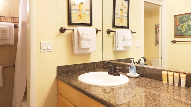 bathroom featuring a shower with curtain and vanity