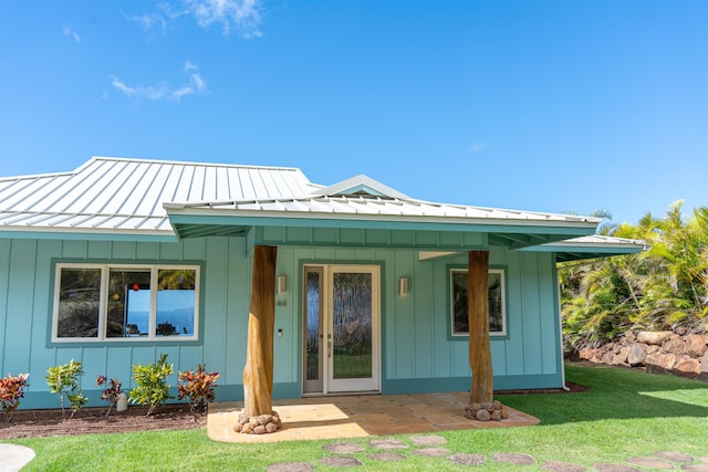 view of front of property featuring a front lawn