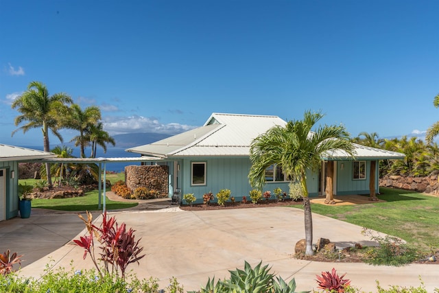 view of front of house featuring a front yard