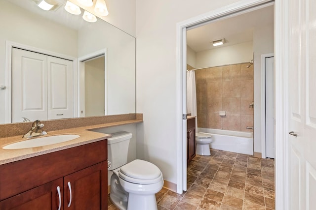 full bathroom featuring shower / bath combo with shower curtain, toilet, and vanity