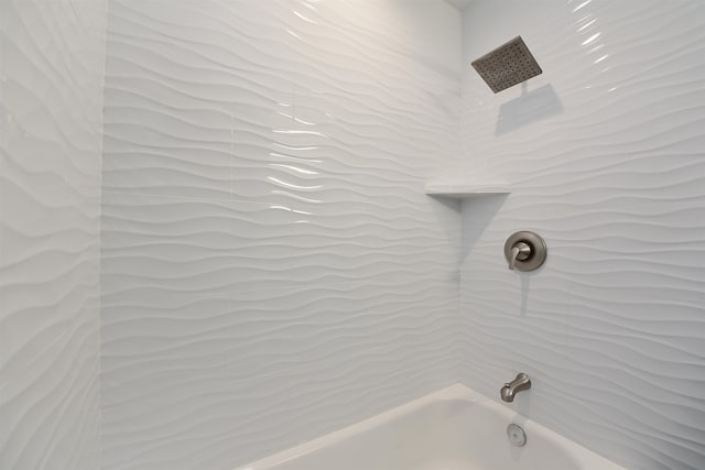 bathroom featuring tiled shower / bath combo