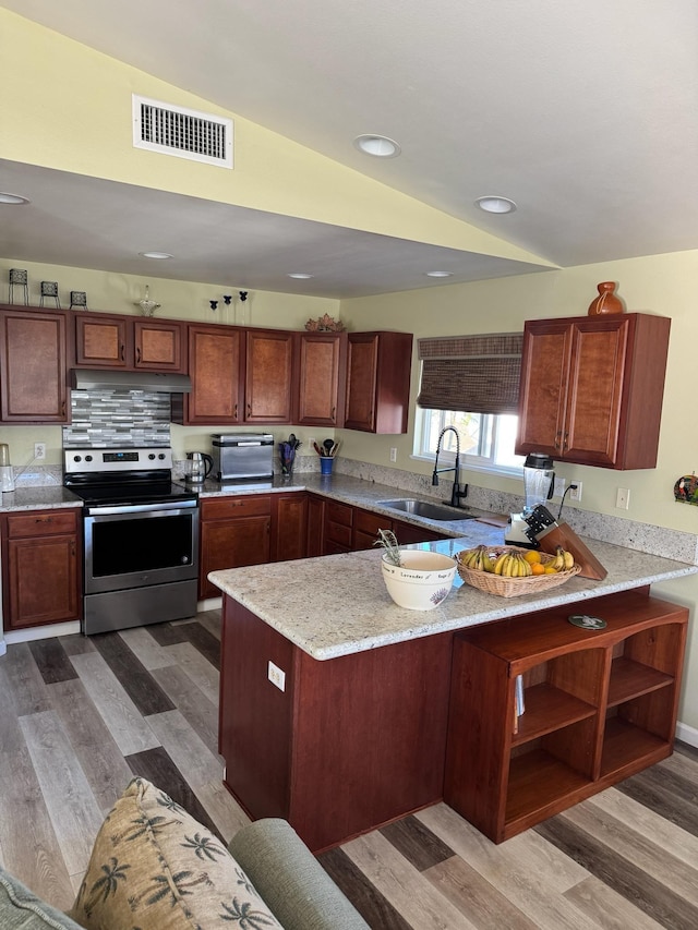 kitchen featuring light wood-type flooring, electric range, vaulted ceiling, and sink