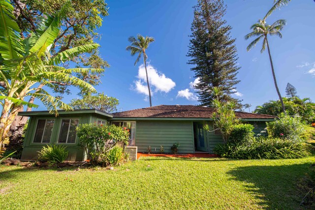 back of house featuring a lawn