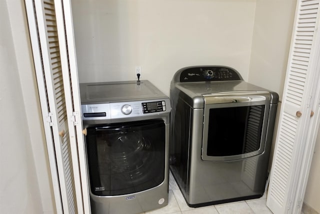 laundry area featuring light tile patterned flooring and independent washer and dryer