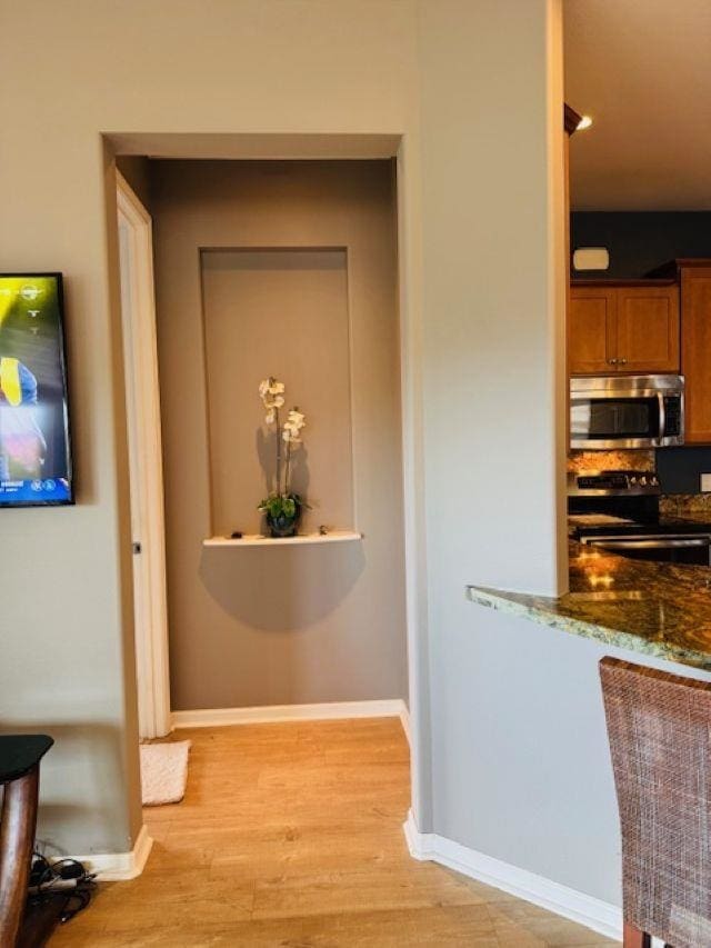 160 Kinohi Loa Loop, Wailuku, HI 96793 - corridor featuring light wood finished floors and baseboards