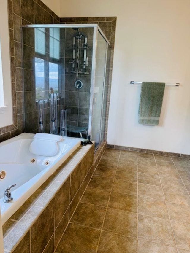 160 Kinohi Loa Loop, Wailuku, HI 96793 - bathroom featuring a tub with jets and a stall shower