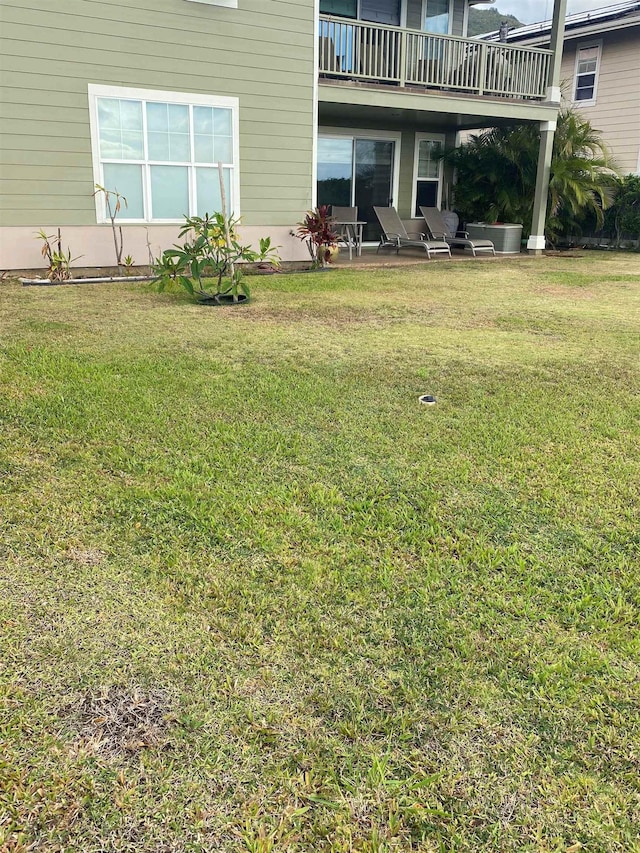 160 Kinohi Loa Loop, Wailuku, HI 96793 - view of grassy yard with a balcony