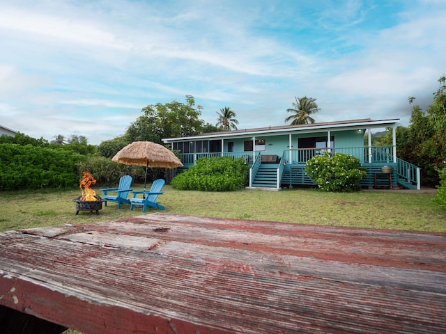 view of front of property featuring a fire pit and a front yard