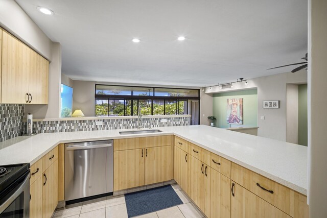 kitchen featuring sink, kitchen peninsula, and stainless steel appliances