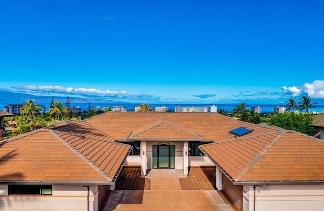 view of front of property featuring a mountain view