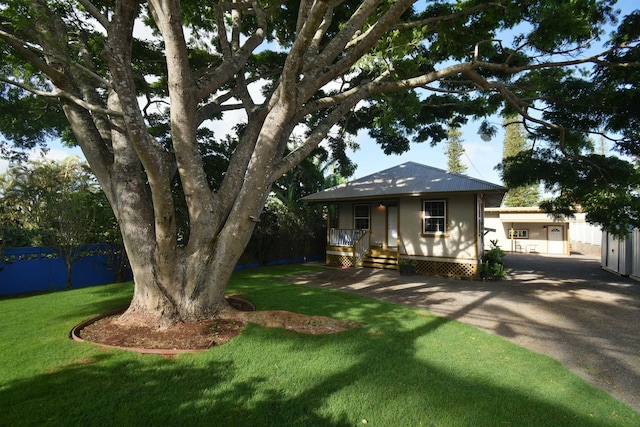 view of front of property featuring a front lawn