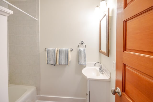 1220 W Kuiaha Rd, Haiku, HI 96708 - full bath featuring vanity and bathtub / shower combination
