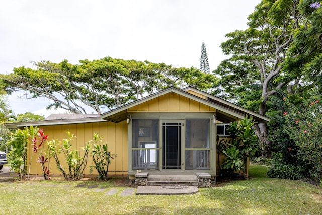 1220 W Kuiaha Rd, Haiku, HI 96708 - view of front of house featuring a front lawn