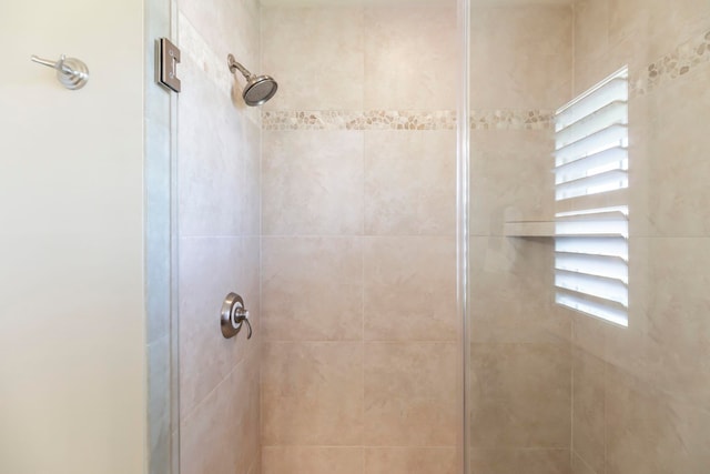 bathroom featuring tiled shower