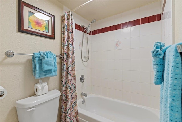 bathroom featuring shower / tub combo with curtain and toilet