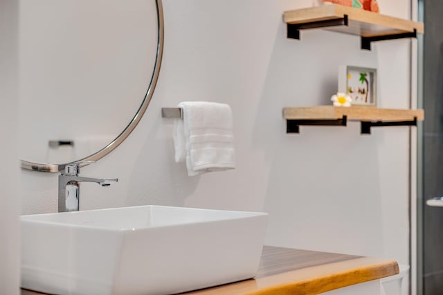 9 Fern Pl, Lahaina, HI 96761 - bathroom featuring a sink