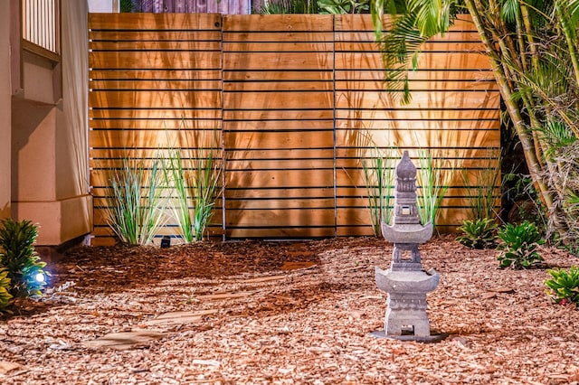 9 Fern Pl, Lahaina, HI 96761 - exterior details featuring fence