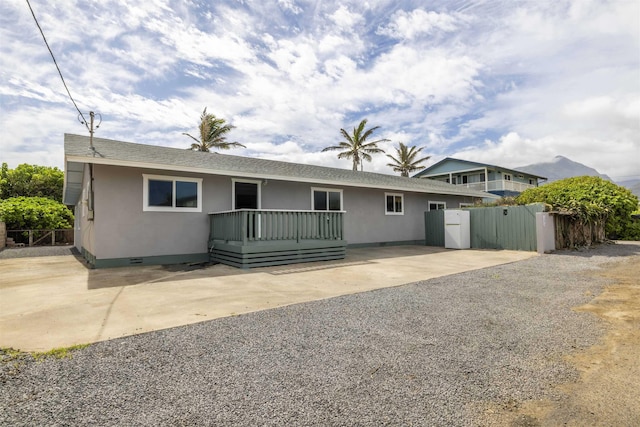 585 Linekona Pl, Wailuku, HI 96793 - view of front of property with a gate, stucco siding, crawl space, and fence