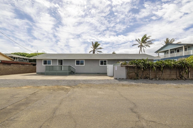 585 Linekona Pl, Wailuku, HI 96793 - view of front facade with fence and stucco siding