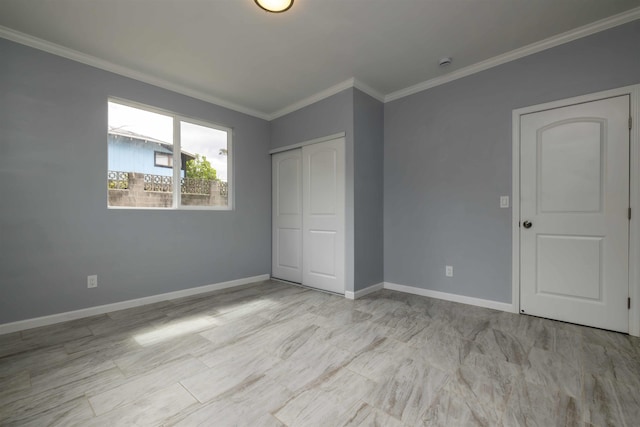 585 Linekona Pl, Wailuku, HI 96793 - unfurnished bedroom featuring crown molding, baseboards, and a closet