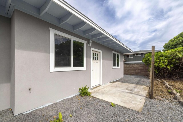 585 Linekona Pl, Wailuku, HI 96793 - view of patio with fence