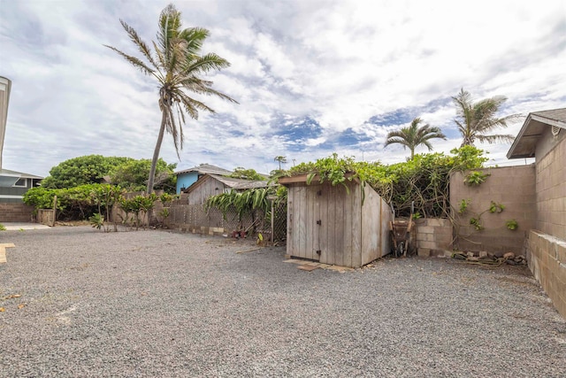 view of yard with a storage unit