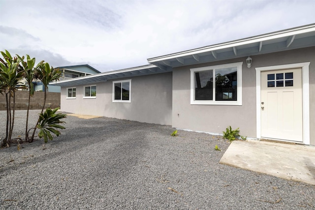 585 Linekona Pl, Wailuku, HI 96793 - view of front of home featuring stucco siding, fence, and a patio area