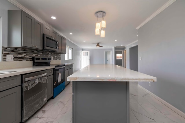 kitchen with stainless steel appliances, ceiling fan, hanging light fixtures, a center island, and gray cabinets