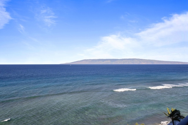 water view with a mountain view