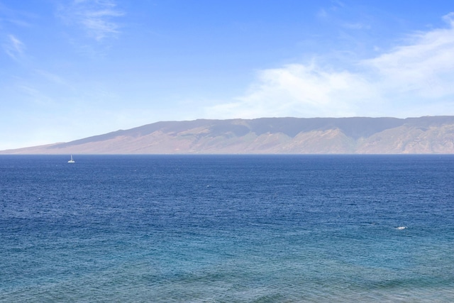 water view with a mountain view