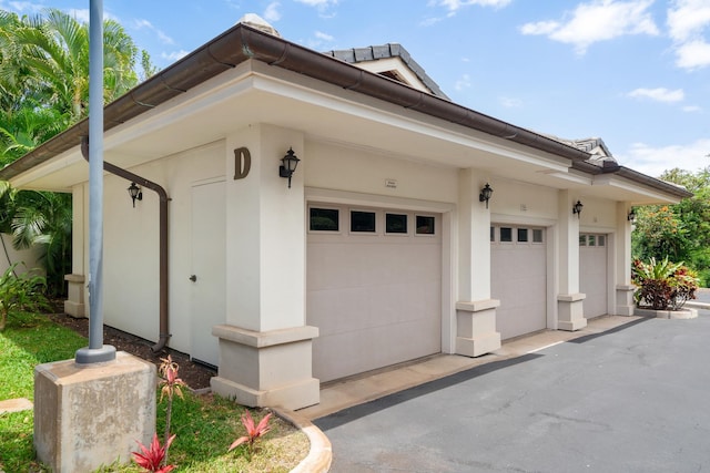 161 Wailea Ike Pl Unit D201, Kihei, HI 96753 - garage featuring driveway