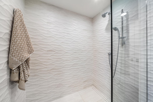 bathroom featuring tiled shower