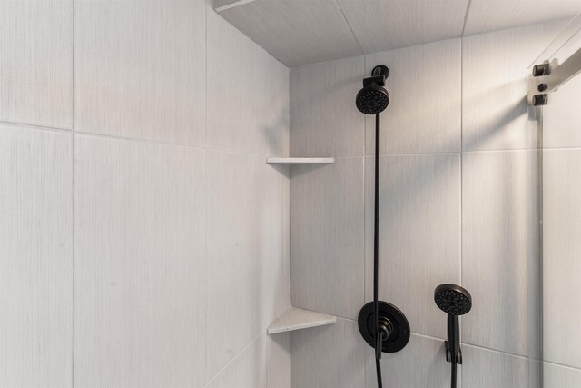3559 Lower Honoapiilani Rd Unit 709, Lahaina, HI 96761 - details featuring a tile shower