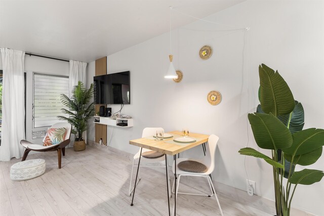 3559 Lower Honoapiilani Rd Unit 709, Lahaina, HI 96761 - dining area featuring wood finished floors