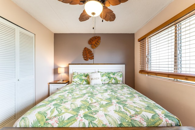 bedroom with a textured ceiling, a closet, and ceiling fan