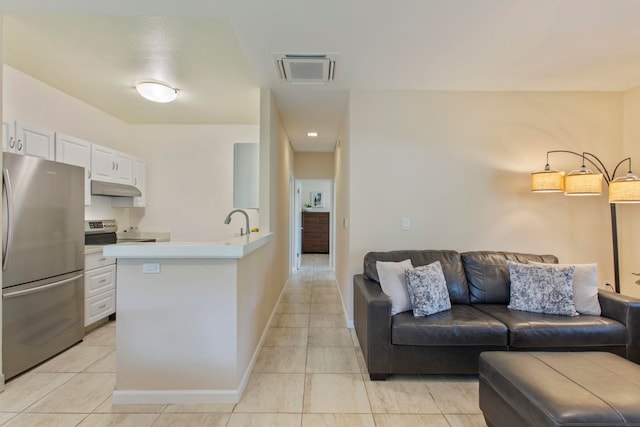 160 Keonekai Rd Unit 11-201, Kihei, HI 96753 - kitchen featuring stainless steel appliances, open floor plan, under cabinet range hood, a peninsula, and white cabinetry