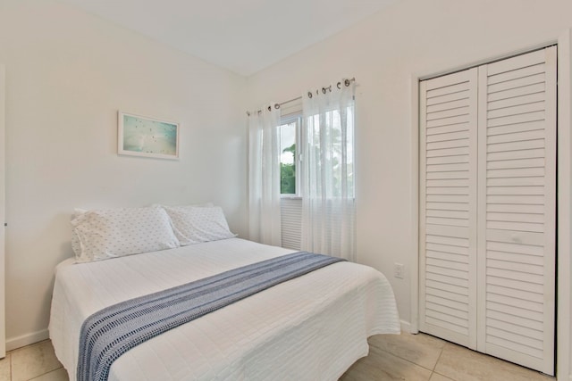 160 Keonekai Rd Unit 11-201, Kihei, HI 96753 - bedroom featuring light tile patterned floors, a closet, and baseboards