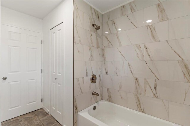 bathroom featuring tiled shower / bath combo