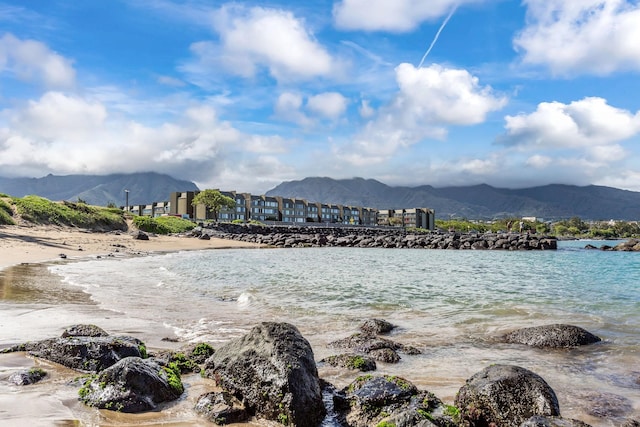 water view featuring a mountain backdrop