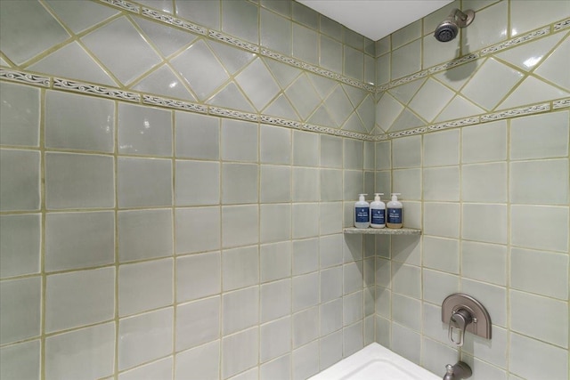 bathroom featuring tiled shower / bath