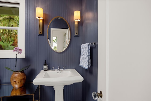 bathroom featuring sink