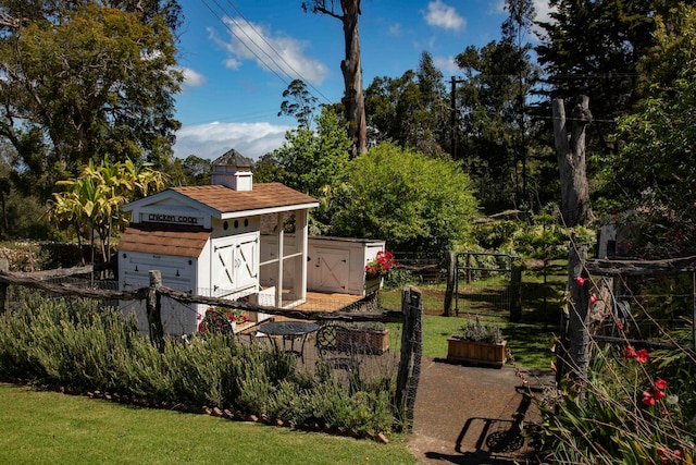 view of yard featuring a storage shed