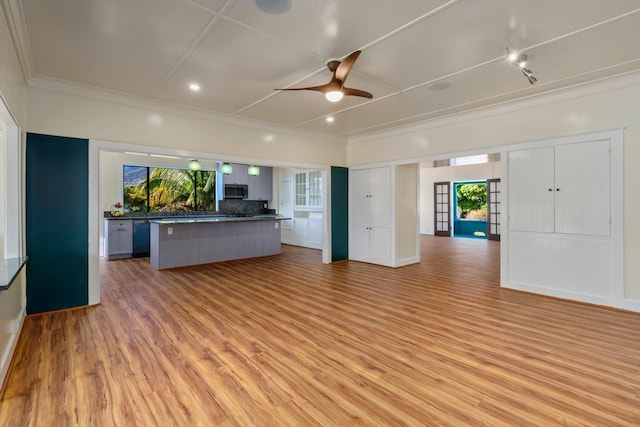 kitchen with crown molding, ceiling fan, stainless steel appliances, light hardwood / wood-style floors, and a kitchen island