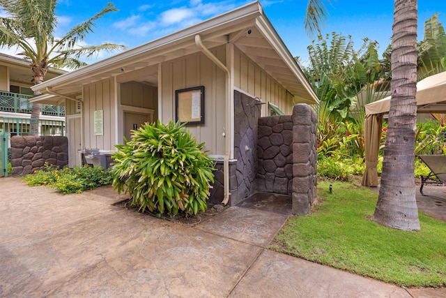 24 One Hali Ln Unit 7-203, Kihei, HI 96753 - view of exterior entry featuring board and batten siding