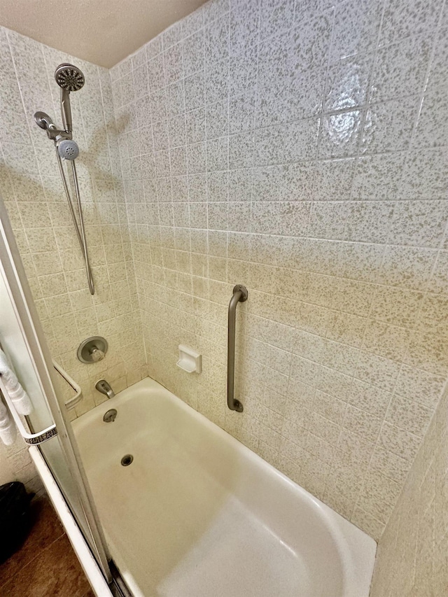 bathroom with tiled shower / bath